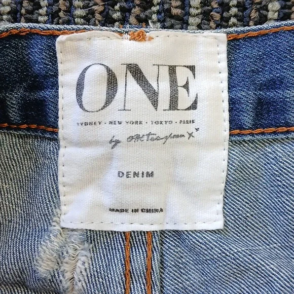 One Teaspoon Distressed DenimShorts Size 27 - Picture 5 of 6